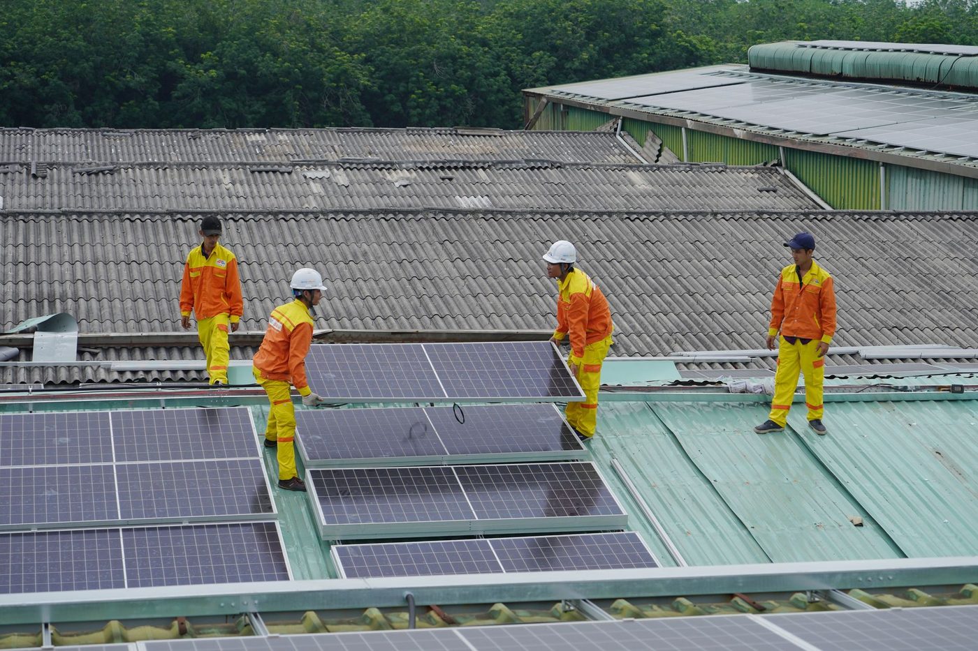 Equipe da LM instalando energia solar